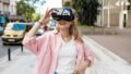 Frau bei Stadtführung mit VR-Brille