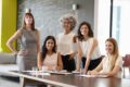 5 Frauen an Konferenztisch