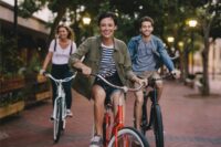 Junge Menschen auf Fahrrädern