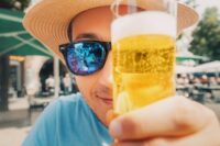 Mann mit einem Glas Bier