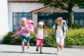 Kinder bei dem ersten Schultag