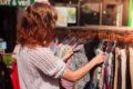 Frau stöbert auf dem Flohmarkt