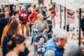 Frau mit Kinderwagen auf dem Flohmarkt