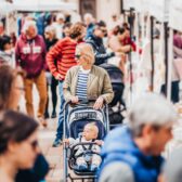 Frau mit Kinderwagen auf dem Flohmarkt