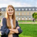 Studentin vor der Uni Bonn