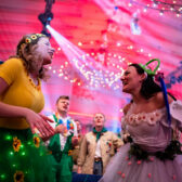 frauen feiern karneval