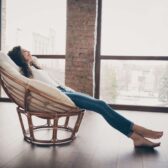 Frau entspannt in ihrem Zuhause