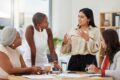  vier frauen in besprechung 