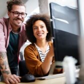 Frau und Mann schließen Privatkredit online ab