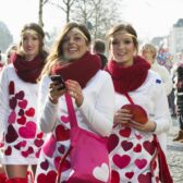 kostümierte junge frauen im rosenmontagszug