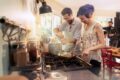 Paar kocht in seiner Wohnung