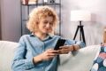 Eine Frau liest auf ihrem Smartphone