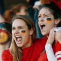 Zwei Frauen jubeln der deutschen Fußballnationalmannschaft zu