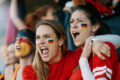 Zwei Frauen jubeln der deutschen Fußballnationalmannschaft zu