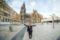 Junge Frau vor Kölner Dom