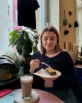 Lisa isst Kuchen im Cafè Orange