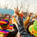 Menschen feiern gemeinsam Straßenkarneval