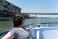 Frau genießt Bootsfahrt auf dem Rhein