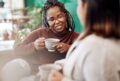 Eine Frau unterhält sich mit einer Freundin im Café