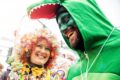 Mann als Krokodil und Frau als Clown verkleidet