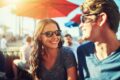 Mann und Frau genießen Sonne