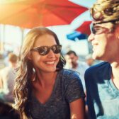 Mann und Frau genießen Sonne