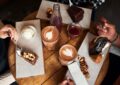 Kaffee und Kuchen auf einem Tisch