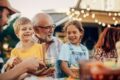 Großvater mit seinen Enkelkindern