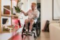 Mann im Rollstuhl in seiner Wohnung