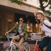 Freundinnen bei einer Fahrradtour