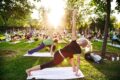  Menschen machen Yoga im Park 