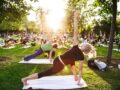 Menschen machen Yoga im Park