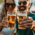 Mann und Frau stoßen an