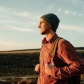 Junger Mann bei einer Wanderung