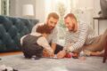 Regenbogenfamilie beim Spiel