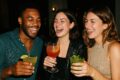 Menschen trinken zusammen Cocktails