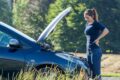 Frau hat Autopanne
