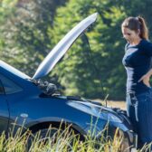 Frau hat Autopanne