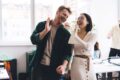 Mann und Frau geben sich High-Five