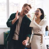 Mann und Frau geben sich High-Five