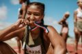 Frau beißt in Goldmedaille