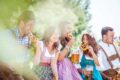  Männer und Frauen beim Oktoberfest 