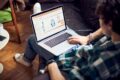 Junger Mann shoppt online