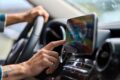 Mann bedient Touchpad im Auto