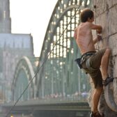 Bergsteiger gegenüber vom Kölner Dom