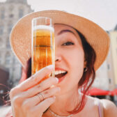 Frau hält sich Kölschglas vors Gesicht