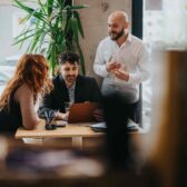 Ein Start-Up-Team diskutiert in einem Coworking-Space.