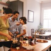 Familie kocht gemeinsam in der Küche